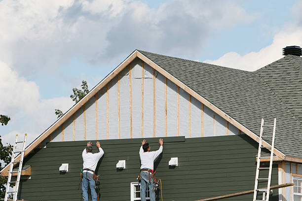 Professional Siding technician working in Hampstead, NC
